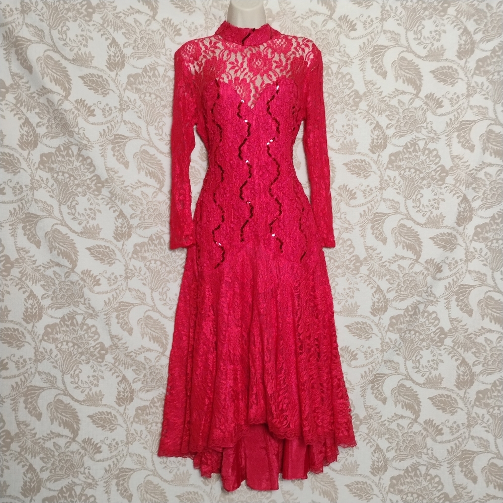 Vintage Red Lace Open-Back Gown – HW Collections – Dramatic Evening / Ballroom